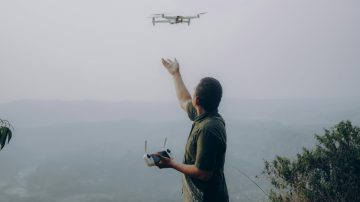 piloto-de-drone-em-alta