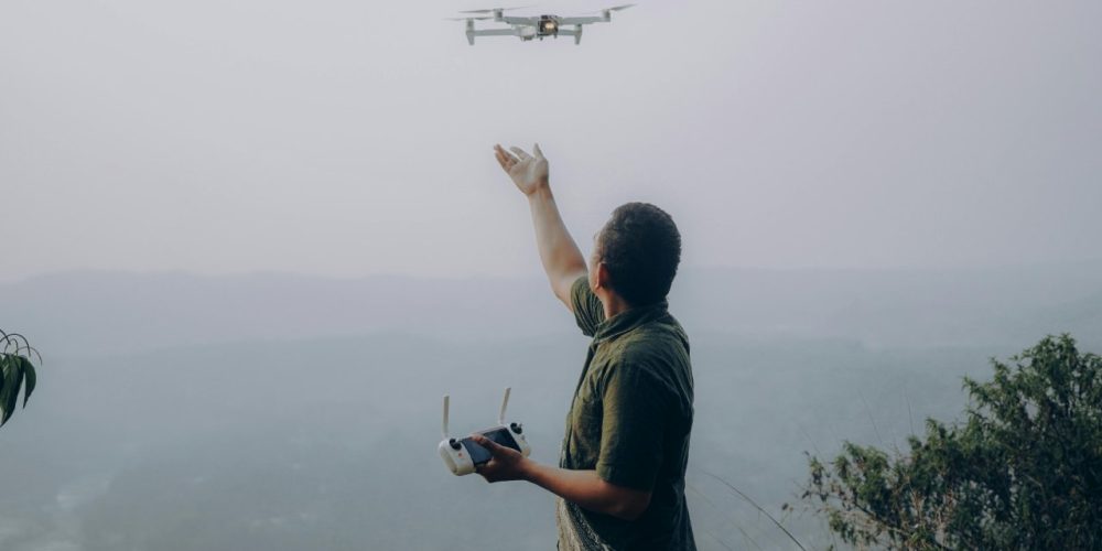 piloto-de-drone-em-alta